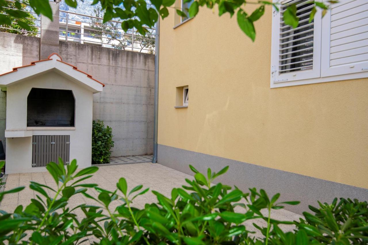 Apartment With Free And Private Parking Макарська Екстер'єр фото