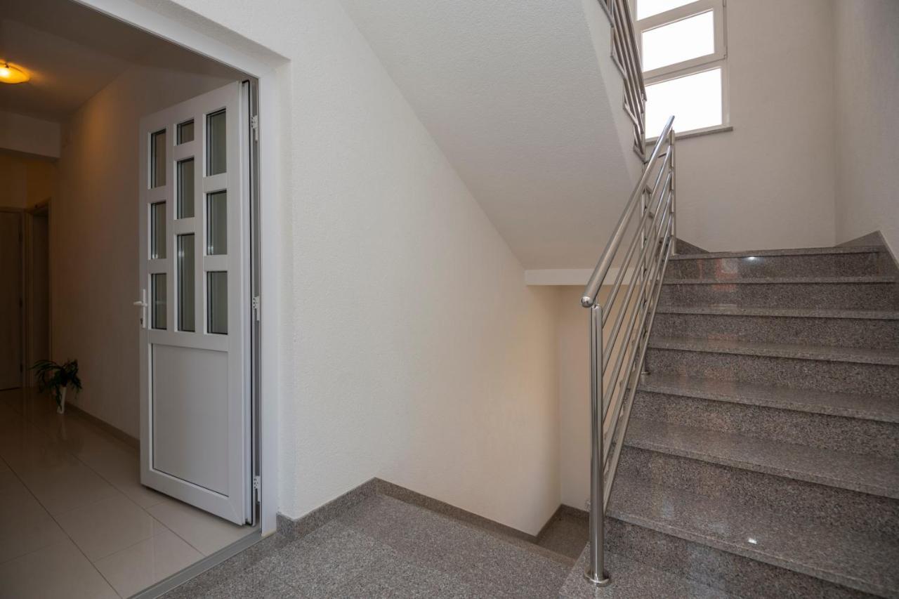 Apartment With Free And Private Parking Макарська Екстер'єр фото